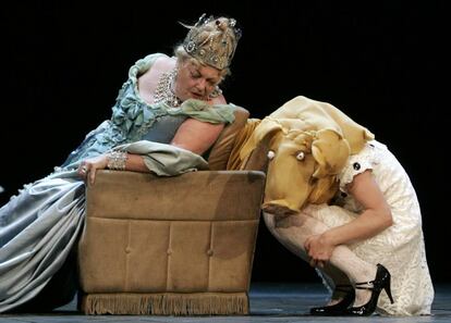 Representación teatral de 'Una fiesta para Boris', una de las obras de Thomas Bernhard, en Salzburgo.