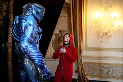 El robot de 'Perdidos en el espacio' y uno de los personajes de 'La casa de papel' en el evento de Netflix en Roma.