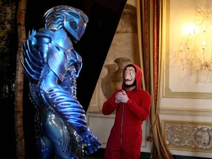 El robot de 'Perdidos en el espacio' y uno de los personajes de 'La casa de papel' en el evento de Netflix en Roma.