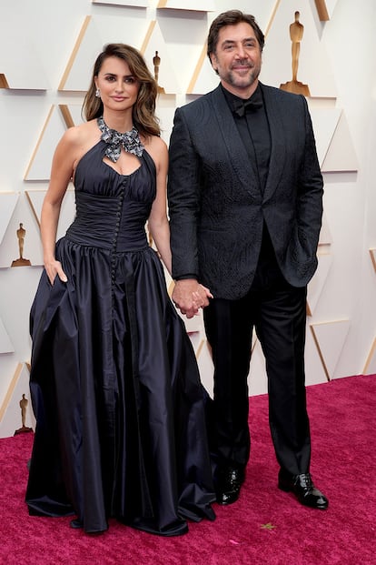 Penélope Cruz, de Chanel, y Javier Bardem, con esmoquin negro de Zegna. Ella acudía a la gala nominada a mejor actriz por su papel en Madres paralelas. Él optaba al premio a mejor actor, por su trabajo en Being the Ricardos.