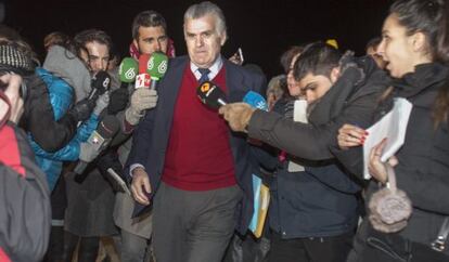 Bárcenas atiende a los periodistas al salir de prisión.