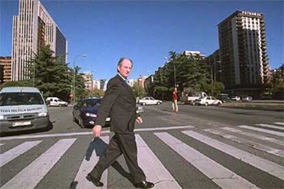 Juan María Atutxa cruza por un paso de peatones el paseo de la Castellana.