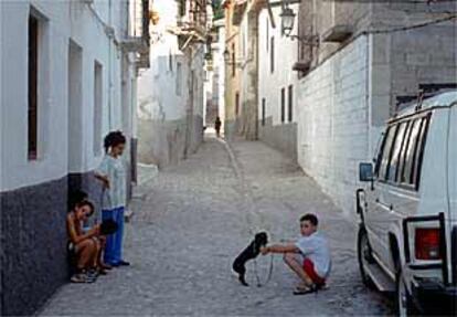 Calle del Albaicín donde la policía encontró al menor abandonado.