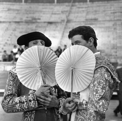 Momento de diversión entre dos toreros en la Plaza de Las Ventas de Madrid (1967).