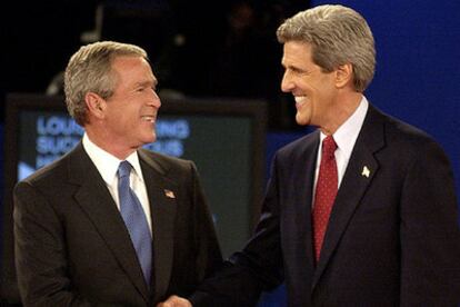George Bush y John Kerry se dan la mano al finalizar el segundo debate electoral el pasado 8 de octubre.