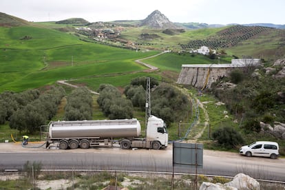 Uno de los camiones cisterna que surte de agua 24 horas al día al municipio.