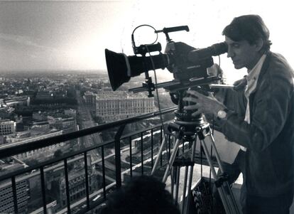 Basilio Martín Patino, en el rodaje de 'Madrid', película de 1987.