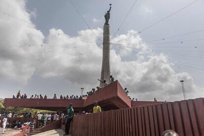 Los manifestantes se reúnen en la Place de l'Etoile en Cotonú (Benín),  durante una protesta pacífica organizada por las fuerzas políticas de la oposición para denunciar su exclusión de las próximas elecciones generales. 
