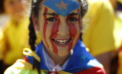 Una joven con la cara pintada de una bandera independentista participa en la manifestacin.