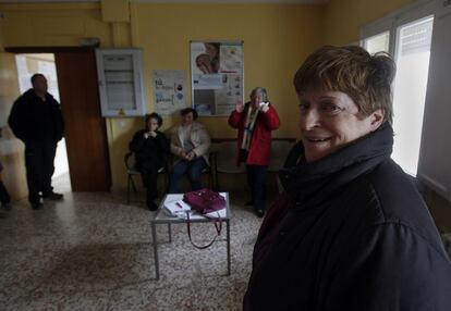Juana Jiménez, alcaldesa de la localidad de Adobes, en el centro de salud de la localidad de Pobo de Dueñas, reunidos con vecinos en protesta por el cierre de las urgencias durante las noches.