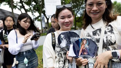 Fans de Taylor Swift, en la cola para entrar a su primer concierto en Singapur, el 2 de marzo.