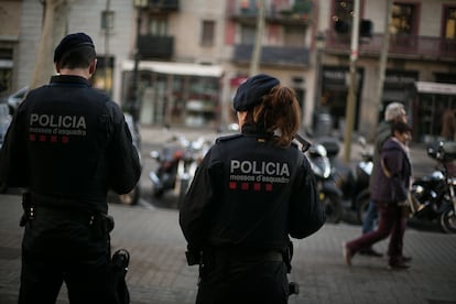 Dos agentes antidisturbios de los Mossos, en una foto de archivo.