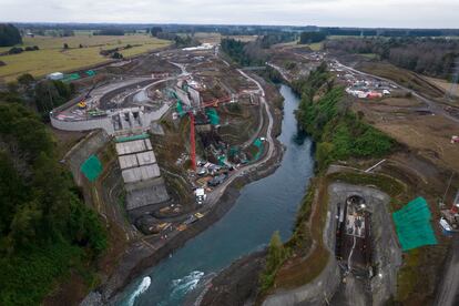 Imagen aérea que muestra el río Pilmaiquen flanqueado a sus orillas por la construcción de una planta hidroeléctrica propiedad de la empresa noruega Statkraft, el lunes 27 de junio de 2022.
