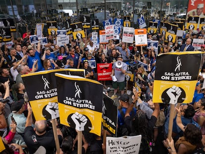 Protests by actors and screenwriters in New York in front of Amazon's offices in August 2023.