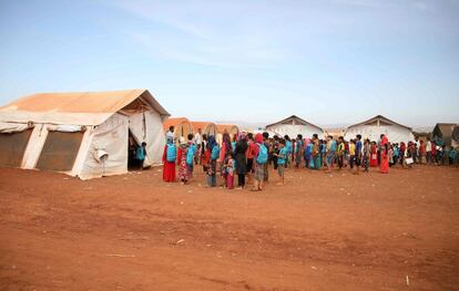 Un grupo de niños sirios hace fila antes de entrar a la escuela 'Zuhur al-Mustaqbal' (en árabe 'Flores del Futuro') en el campo de desplazados de al-Jeneinah, al norte de Idlib (Siria).