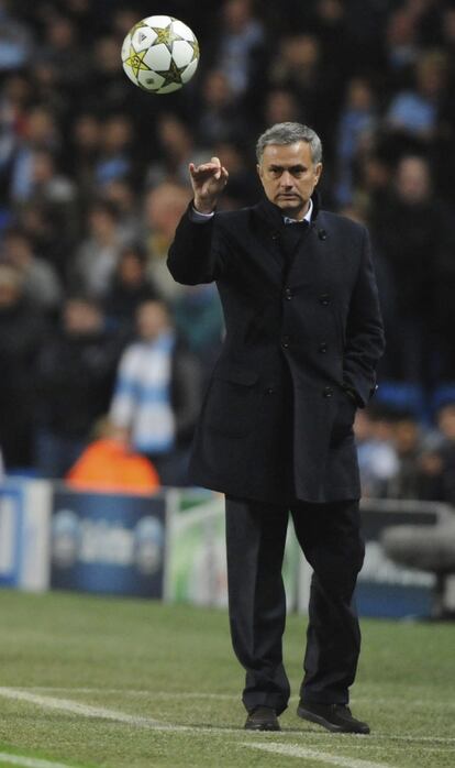 El entrenador portugués del Real Madrid, Jose Mourinho, devuelve el balón durante el partido.