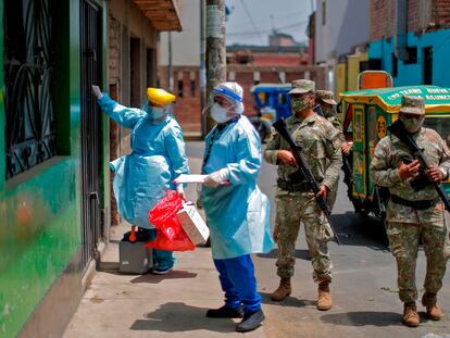 Personal sanitario acompañado de militares durante la campaña de vacunación contra la difteria, hace dos semanas en Lima.