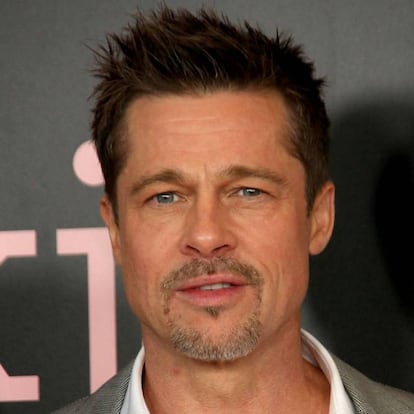 <p>Hay muchas estrellas que hoy probablemente se alegren de que no existan algunos documentos gráficos de su pasado. Entre ellos puede que esté Brad Pitt. Para ganar dinero mientras probaba suerte en el mundo del cine, el actor se dedicó a disfrazarse de pollo para repartir publicidad de El Pollo Loco, una cadena de restaurantes de Los Ángeles. </p> <br> <p> <p>Él no es el único que se ha disfrazado para conseguir sus primeras nóminas. Hugh Jackman era payaso en fiestas y obtenía unos 50 dólares por actuación. Lla también actriz Eva Mendes hizo lo propio para vender ‘hot dogs’ en un centro comercial. </p> <br> <p>