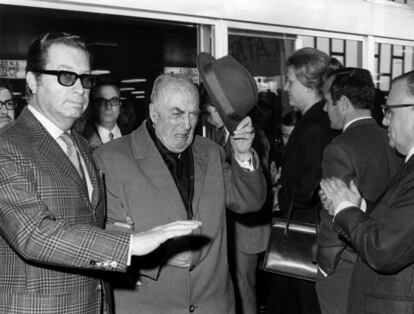 Un Josep Carner plorós arribant a Barcelona l’abril del 1970.