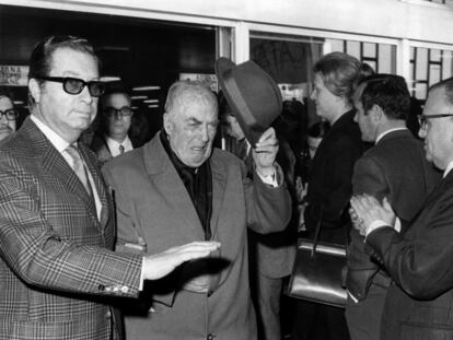 Un Josep Carner plorós arribant a Barcelona l’abril del 1970.