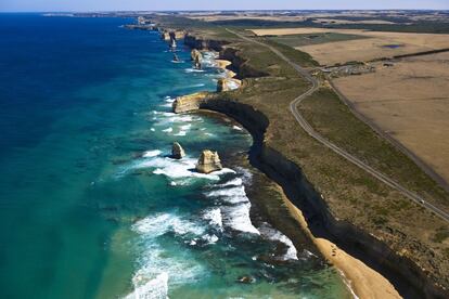 Panorámica de la Great Ocean Road y 'Los Doce Apóstoles', en el parque nacional de Port Campbell, en Australia.