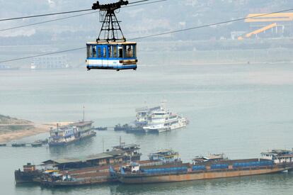 Un teleférico vuela sobre el río Yangtsé en la ciudad de Chongqing.