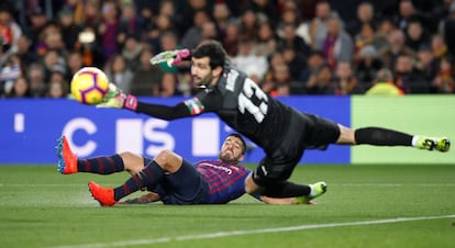 El portero del Eibar no consigue parar el tiro de Luis Suárez.