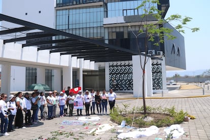 Colectivos de búsqueda de desaparecidos protestan frente al Centro Nacional de Identificación Humana, en Xochitepec, Morelos. En abril de 2024.