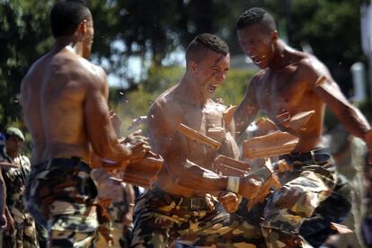 Miembros de las fuerzas especiales del ejército argelino muestran sus habilidades durante un espectáculo militar en Argel (Argelia).