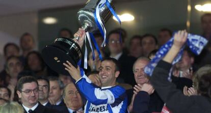 Fran alza el trofeo de la Copa.