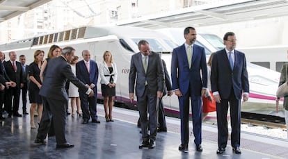 La alcaldesa de Alicante, Sonia Castedo, en el centro a la izquierda de Juan Cotino, estuvo alejada del presidente del Gobierno, Mariano Rajoy.