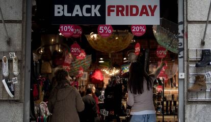 Una de las tiendas de la Calle Preciados (Madrid) donde abundan las ofertas del 'Black Friday' 2018.