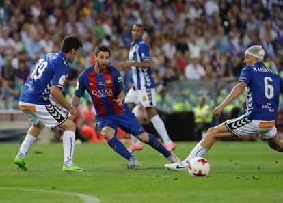 Messi (centro) en la jugada previa al gol.