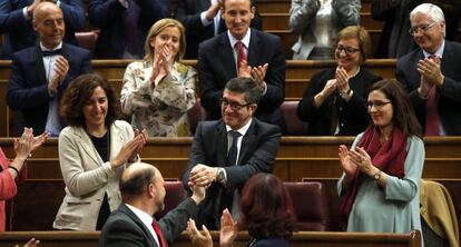 Patxi López (al centre) rep la felicitació del socialista Antonio Pradas i l'aplaudiment de tots els diputats del PSOE després de ser elegit president del Congrés.
