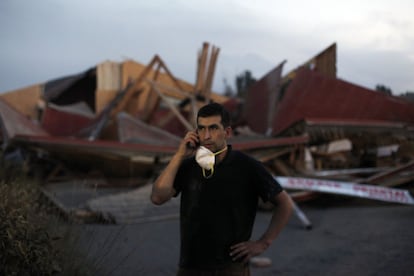 Las toneladas de material piroclástico arrojadas por el volcán han destruido varias viviendas y locales comerciales en Puerto Vara, Chile.