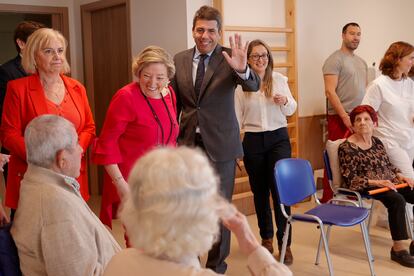 El presidente de la Generalitat, Carlos Mazón, junto a la oncóloga, Ana LLuch, durante su visita este lunes al centro de día de personas mayores 'Ana Lluch', del Instituto Valenciano de Servicios Sociales.