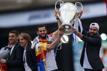Daniel Carvajal y Nacho sostienen la copa en presencia de Mateo Kovacic y Luka Modric