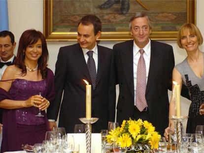 Zapatero y Kirchner, con sus respectivas esposas, Sonsoles Espinosa y Cristina Fernández, en el palacio San Martín.