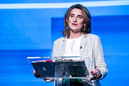 La candidata del PSOE, Teresa Ribera, interviene durante el debate.