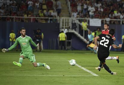 Isco del Real Madrid anota el segundo gol de su equipo ante el arquero del Manchester United, David de Gea.