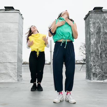 Dos bailarinas practican una coreografía para la red social TikTok en abril de 2020.