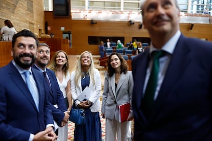  La presidenta de la Comunidad de Madrid, Isabel Daz Ayuso (segunda por la derecha), junto a varios miembros de su equipo tras concluir la primera sesin del Debate del Estado de la Regin.