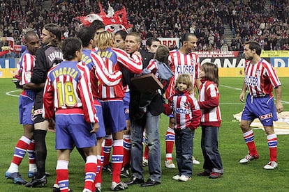 Simeone, con sus hijos, se despidió de sus compañeros en el césped del Calderón.