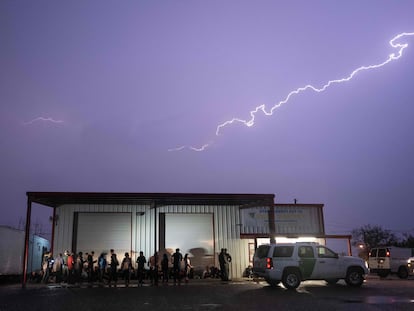 A U.S. border patrol guards a group of migrants in Fronton, Texas, on May 12.