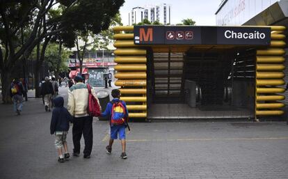 As estações de metrô permaneceram fechadas após a falha do fornecimento de energia. Na imagem, um grupo de pedestres passa pela estação de metrô Chacaito, em Caracas (Venezuela). O blecaute se repete apenas três semanas depois que o país sul-americano passou por um episódio semelhante, em que períodos entre 48 e 80 horas foram passados sem fornecimento de eletricidade.