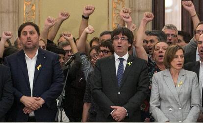 Oriol Junqueras, Carles Puigdemont i Carme Forcadell després d'aprovar-se la declaració d'independència.