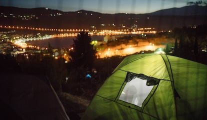 A las afueras del campamento a surgido otro, con tiendas de campaña expuestas a la arena y los vientos.