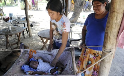 Una mujer atiende a su hijo en la comunidad wichí de San Luis, ubicada en un recodo del río Pilcomayo en el extremo noreste de Salta, en diciembre de 2016.