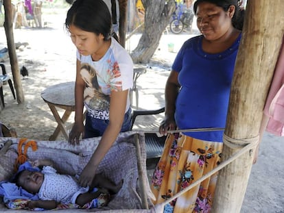 Una mujer atiende a su hijo en la comunidad wichí de San Luis, ubicada en un recodo del río Pilcomayo en el extremo noreste de Salta, en diciembre de 2016.