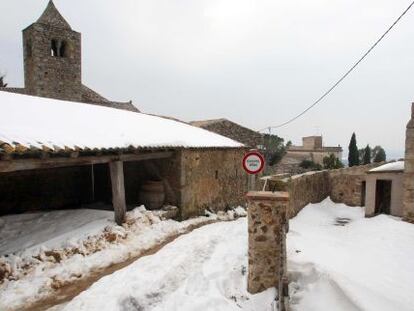 Gent AÏllada en un poble per una nevada protagonitzada "S'acosta un front fred..."